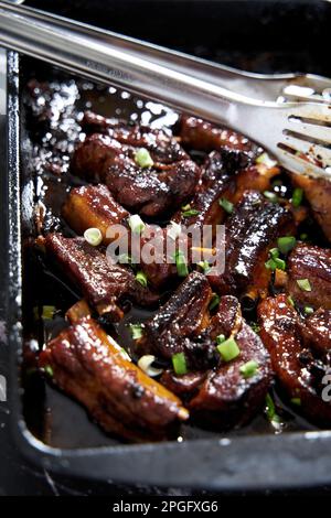 Soja-glasierte grillrippchen mit grünen Zwiebeln. Klebrig, saftig und köstlich Stockfoto