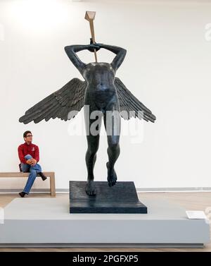 Ein Mann sieht die Skulptur Salvador Dali Triumphant Angel im Soumaya Museum, Mexiko-Stadt, Mexiko Stockfoto