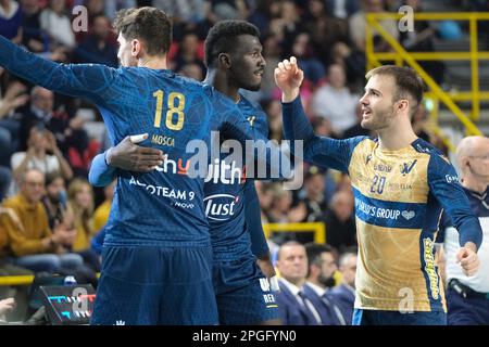 Verona, Italien. 22. März 2023. Pala AGSM-AIM, Verona, Italien, 22. März 2023, Exultation von WithU Verona während Playoff - WithU Verona VS Cucine Lube Civitanova - Volleyball Italian Serie A Men SuperLeague Championship Credit: Live Media Publishing Group/Alamy Live News Stockfoto