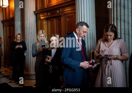 Washington, Vereinigte Staaten. 22. März 2023. Mitarbeiter, Reporter und Caterer arbeiten außerhalb des vom Senat Republicanâs veranstalteten Mittagessens im US Capitol in Washington, DC, Mittwoch, 22. März 2023. Kredit: Rod Lamkey/CNP/dpa/Alamy Live News Stockfoto