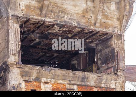 Ruine eines Industriebaues im Industriegebiet Dolni Vitkovice in der tschechischen Stadt Ostrava. Unterer Vitkovice. Stockfoto
