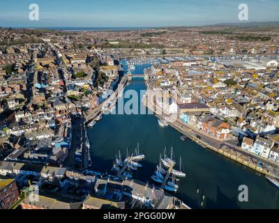 Luftaufnahme des äußeren Hafens am Badeort Weymouth in Dorset, Großbritannien. Stockfoto