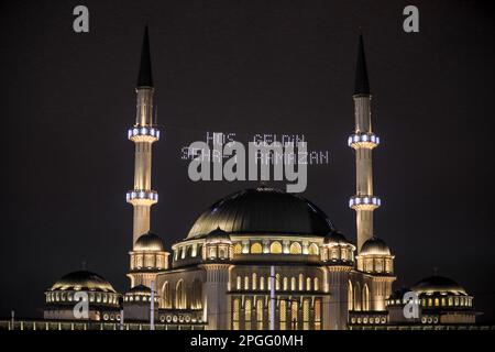 Istanbul, Türkei, Türkei. 22. März 2023. Erste Nacht des heiligen muslimischen Monats Ramadan in der Hagia-Sophia-Moschee in Istanbul, Türkei (Kreditbild: © Abed Alrahman Alkahlout/Quds Net News via ZUMA Press Wire) NUR REDAKTIONELLE VERWENDUNG! Nicht für den kommerziellen GEBRAUCH! Stockfoto