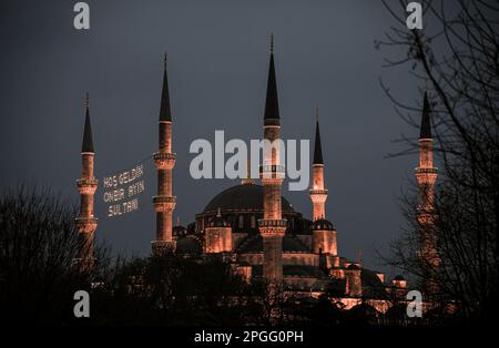 Istanbul, Türkei, Türkei. 22. März 2023. Erste Nacht des heiligen muslimischen Monats Ramadan in der Hagia-Sophia-Moschee in Istanbul, Türkei (Kreditbild: © Abed Alrahman Alkahlout/Quds Net News via ZUMA Press Wire) NUR REDAKTIONELLE VERWENDUNG! Nicht für den kommerziellen GEBRAUCH! Stockfoto