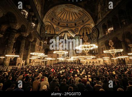 Istanbul, Türkei, Türkei. 22. März 2023. Moslems, die während der ersten Nacht des heiligen muslimischen Monats Ramadan in der Großen Moschee Hagia Sophia in Istanbul, Türkei das Tarawih-Gebet aufführen (Kreditbild: © Abed Alrahman Alkahlout/Quds Net News via ZUMA Press Wire), NUR REDAKTIONELLE VERWENDUNG! Nicht für den kommerziellen GEBRAUCH! Stockfoto