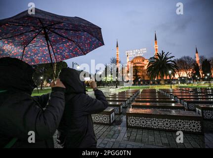Istanbul, Türkei, Türkei. 22. März 2023. Erste Nacht des heiligen muslimischen Monats Ramadan in der Hagia-Sophia-Moschee in Istanbul, Türkei (Kreditbild: © Abed Alrahman Alkahlout/Quds Net News via ZUMA Press Wire) NUR REDAKTIONELLE VERWENDUNG! Nicht für den kommerziellen GEBRAUCH! Stockfoto