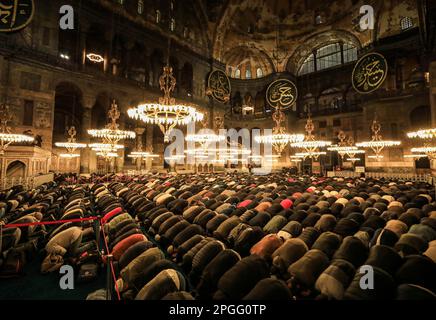 Istanbul, Türkei, Türkei. 22. März 2023. Moslems, die während der ersten Nacht des heiligen muslimischen Monats Ramadan in der Großen Moschee Hagia Sophia in Istanbul, Türkei das Tarawih-Gebet aufführen (Kreditbild: © Abed Alrahman Alkahlout/Quds Net News via ZUMA Press Wire), NUR REDAKTIONELLE VERWENDUNG! Nicht für den kommerziellen GEBRAUCH! Stockfoto