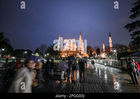 Istanbul, Türkei, Türkei. 22. März 2023. Erste Nacht des heiligen muslimischen Monats Ramadan in der Hagia-Sophia-Moschee in Istanbul, Türkei (Kreditbild: © Abed Alrahman Alkahlout/Quds Net News via ZUMA Press Wire) NUR REDAKTIONELLE VERWENDUNG! Nicht für den kommerziellen GEBRAUCH! Stockfoto