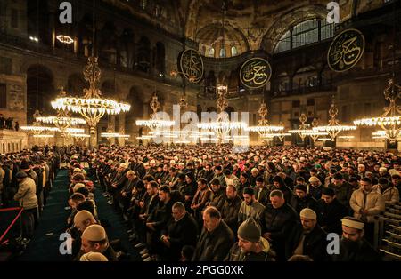 Istanbul, Türkei, Türkei. 22. März 2023. Moslems, die während der ersten Nacht des heiligen muslimischen Monats Ramadan in der Großen Moschee Hagia Sophia in Istanbul, Türkei das Tarawih-Gebet aufführen (Kreditbild: © Abed Alrahman Alkahlout/Quds Net News via ZUMA Press Wire), NUR REDAKTIONELLE VERWENDUNG! Nicht für den kommerziellen GEBRAUCH! Stockfoto