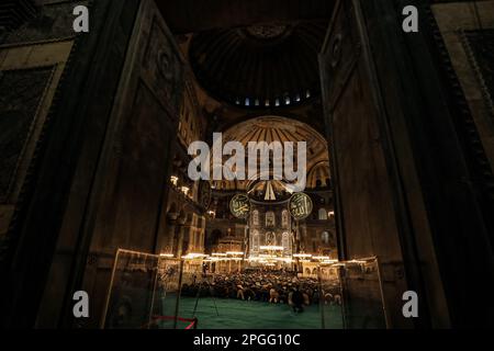 Istanbul, Türkei, Türkei. 22. März 2023. Moslems, die während der ersten Nacht des heiligen muslimischen Monats Ramadan in der Großen Moschee Hagia Sophia in Istanbul, Türkei das Tarawih-Gebet aufführen (Kreditbild: © Abed Alrahman Alkahlout/Quds Net News via ZUMA Press Wire), NUR REDAKTIONELLE VERWENDUNG! Nicht für den kommerziellen GEBRAUCH! Stockfoto