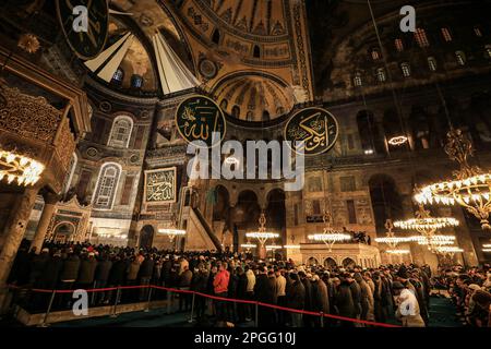 Istanbul, Türkei, Türkei. 22. März 2023. Moslems, die während der ersten Nacht des heiligen muslimischen Monats Ramadan in der Großen Moschee Hagia Sophia in Istanbul, Türkei das Tarawih-Gebet aufführen (Kreditbild: © Abed Alrahman Alkahlout/Quds Net News via ZUMA Press Wire), NUR REDAKTIONELLE VERWENDUNG! Nicht für den kommerziellen GEBRAUCH! Stockfoto