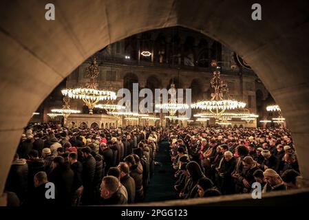 Istanbul, Türkei, Türkei. 22. März 2023. Moslems, die während der ersten Nacht des heiligen muslimischen Monats Ramadan in der Großen Moschee Hagia Sophia in Istanbul, Türkei das Tarawih-Gebet aufführen (Kreditbild: © Abed Alrahman Alkahlout/Quds Net News via ZUMA Press Wire), NUR REDAKTIONELLE VERWENDUNG! Nicht für den kommerziellen GEBRAUCH! Stockfoto