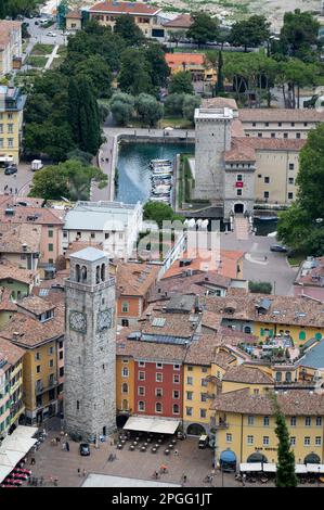 Riva Stadt am Ufer des Gardasees von der Bastione di Riva Burg auf dem Hügel über der Stadt aus gesehen Stockfoto