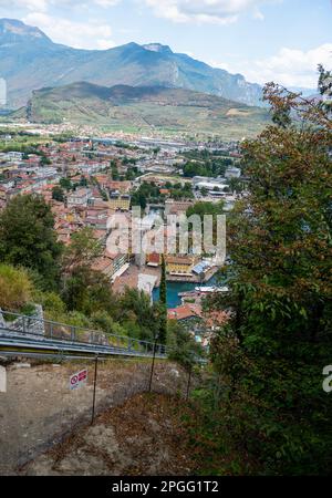 Riva Stadt am Ufer des Gardasees von der Bastione di Riva Burg auf dem Hügel über der Stadt aus gesehen Stockfoto