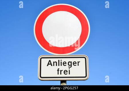 Blick auf das Schild „Einstieg verboten“ vor blauem Himmel, Nahaufnahme Stockfoto