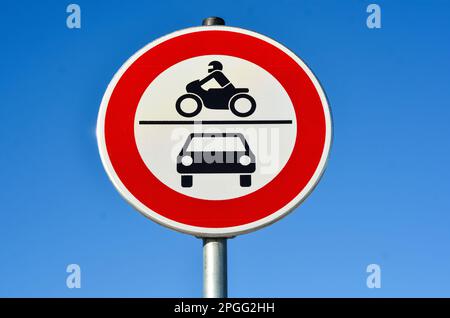 Motorräder und Autos Verbotsschild vor blauem Himmel, Nahaufnahme Stockfoto