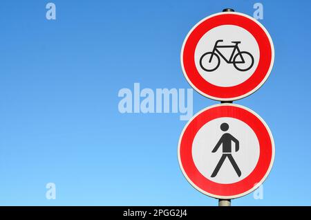 Fahrrad- und Fußgängerverbotsschilder am blauen Himmel Stockfoto