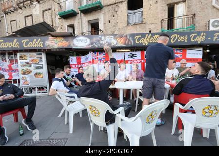 Englische Fans in Neapel an der Bar, England, spielen morgen im Diego Armando Maradona Stadion gegen Italien für das Qualifikationsspiel der Fußball-Europameisterschaft 2024 Stockfoto