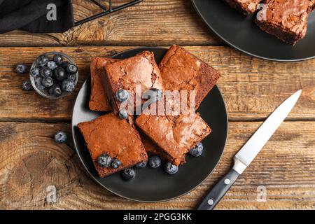 Teller mit leckeren Schokoladenbrownies auf Holzhintergrund Stockfoto