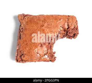 Ein Stück gebissenen Schokoladen-Brownies, isoliert auf weißem Hintergrund Stockfoto