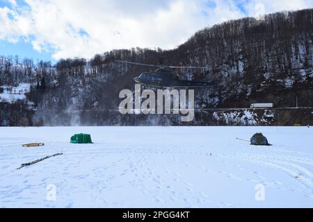 USA Army Staff Sgt. Stephen Lincoln, Supply Sgt., Bravo Company, 3. Bataillon, 172. Infanterie-Regiment (Berg), 86. Infanterie-Brigade-Kampfteam (Berg), Maine Army National Guard, arbeitet mit montenegrinischen Partnern zusammen, um einen Nachschub für Truppen vor Ort zu einem montenegrinischen Luftwaffenhelikopter während der Common Challenge 23 zu bringen, Kolašin, Montenegro, 2. Februar 2023. Common Challenge 23 ist eine multinationale Übung, die sich auf die Integration alliierter Streitkräfte und die Durchführung von Gefechtsoperationen in den Bergen unter extremen Bedingungen und bei schlechtem Wetter mit Militärmitgliedern aus den Vereinigten Staaten, Montenegro, Österreich und Nort konzentriert Stockfoto