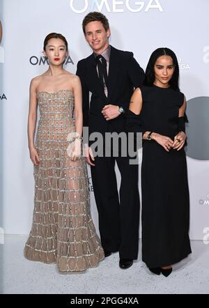 London, Großbritannien. 22. März 2023. 22. März 2023, London, Großbritannien. Zoe Kravitz, Eddie Redmayne und Zhou Dongyu kommen zur Omega Aqua Terra Shades International Launch Event, Embankment Galleries, Somerset House. Kredit: Doug Peters/Alamy Live News Stockfoto