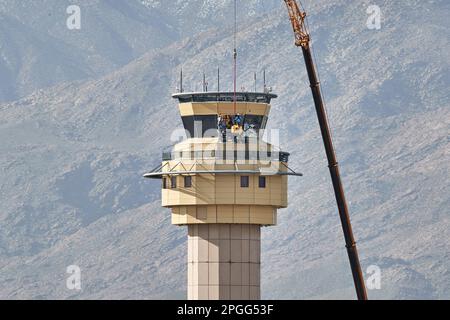 Palm Springs, Kalifornien, USA. 5. März 2023. Die Fenster am Kontrollturm am Flughafen Palm Springs austauschen. (Kreditbild: © Ian L. SITREN/ZUMA Press Wire) NUR REDAKTIONELLE VERWENDUNG! Nicht für den kommerziellen GEBRAUCH! Stockfoto