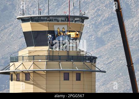 Palm Springs, Kalifornien, USA. 5. März 2023. Die Fenster am Kontrollturm am Flughafen Palm Springs austauschen. (Kreditbild: © Ian L. SITREN/ZUMA Press Wire) NUR REDAKTIONELLE VERWENDUNG! Nicht für den kommerziellen GEBRAUCH! Stockfoto