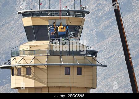 Palm Springs, Kalifornien, USA. 5. März 2023. Die Fenster am Kontrollturm am Flughafen Palm Springs austauschen. (Kreditbild: © Ian L. SITREN/ZUMA Press Wire) NUR REDAKTIONELLE VERWENDUNG! Nicht für den kommerziellen GEBRAUCH! Stockfoto