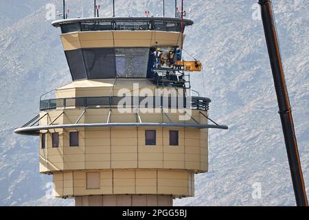 Palm Springs, Kalifornien, USA. 5. März 2023. Die Fenster am Kontrollturm am Flughafen Palm Springs austauschen. (Kreditbild: © Ian L. SITREN/ZUMA Press Wire) NUR REDAKTIONELLE VERWENDUNG! Nicht für den kommerziellen GEBRAUCH! Stockfoto