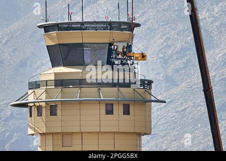 Palm Springs, Kalifornien, USA. 5. März 2023. Die Fenster am Kontrollturm am Flughafen Palm Springs austauschen. (Kreditbild: © Ian L. SITREN/ZUMA Press Wire) NUR REDAKTIONELLE VERWENDUNG! Nicht für den kommerziellen GEBRAUCH! Stockfoto