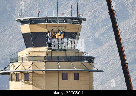 Palm Springs, Kalifornien, USA. 5. März 2023. Die Fenster am Kontrollturm am Flughafen Palm Springs austauschen. (Kreditbild: © Ian L. SITREN/ZUMA Press Wire) NUR REDAKTIONELLE VERWENDUNG! Nicht für den kommerziellen GEBRAUCH! Stockfoto