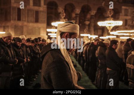 Istanbul, Istanbul, Türkei. 22. März 2023. Die Hagia-Sophia-Moschee gefüllt mit Gläubigen, um Taraweeh-Gebete in der ersten Nacht des gesegneten Monats Ramadan (Kreditbild: © Shady Alassar/ZUMA Press Wire) NUR REDAKTIONELLER GEBRAUCH! Nicht für den kommerziellen GEBRAUCH! Stockfoto
