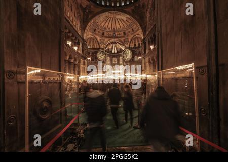 Istanbul, Istanbul, Türkei. 22. März 2023. Die Hagia-Sophia-Moschee gefüllt mit Gläubigen, um Taraweeh-Gebete in der ersten Nacht des gesegneten Monats Ramadan (Kreditbild: © Shady Alassar/ZUMA Press Wire) NUR REDAKTIONELLER GEBRAUCH! Nicht für den kommerziellen GEBRAUCH! Stockfoto