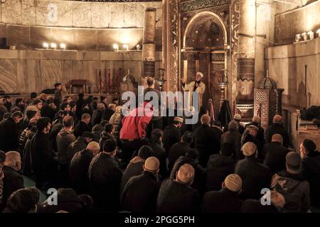 Istanbul, Istanbul, Türkei. 22. März 2023. Die Hagia-Sophia-Moschee gefüllt mit Gläubigen, um Taraweeh-Gebete in der ersten Nacht des gesegneten Monats Ramadan (Kreditbild: © Shady Alassar/ZUMA Press Wire) NUR REDAKTIONELLER GEBRAUCH! Nicht für den kommerziellen GEBRAUCH! Stockfoto