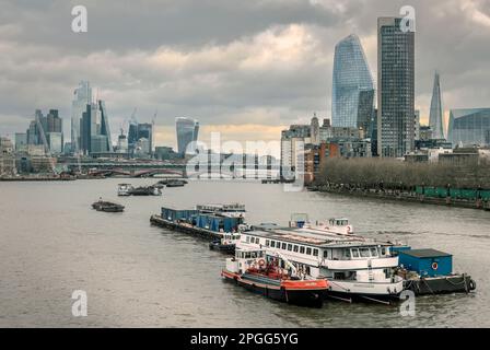 Die Themse von der Waterloo Bridge aus, mit Blick auf die Blackfriars Bridge, die einige der berühmten Gebäude der Londoner Skyline zeigt. Stockfoto