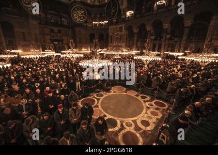 Istanbul, Istanbul, Türkei. 22. März 2023. Die Hagia-Sophia-Moschee gefüllt mit Gläubigen, um Taraweeh-Gebete in der ersten Nacht des gesegneten Monats Ramadan (Kreditbild: © Shady Alassar/ZUMA Press Wire) NUR REDAKTIONELLER GEBRAUCH! Nicht für den kommerziellen GEBRAUCH! Stockfoto