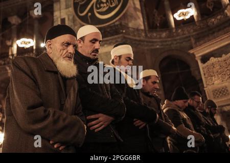 Istanbul, Istanbul, Türkei. 22. März 2023. Die Hagia-Sophia-Moschee gefüllt mit Gläubigen, um Taraweeh-Gebete in der ersten Nacht des gesegneten Monats Ramadan (Kreditbild: © Shady Alassar/ZUMA Press Wire) NUR REDAKTIONELLER GEBRAUCH! Nicht für den kommerziellen GEBRAUCH! Stockfoto