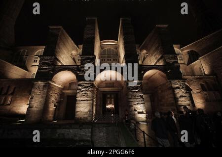 Istanbul, Istanbul, Türkei. 22. März 2023. Die Hagia-Sophia-Moschee gefüllt mit Gläubigen, um Taraweeh-Gebete in der ersten Nacht des gesegneten Monats Ramadan (Kreditbild: © Shady Alassar/ZUMA Press Wire) NUR REDAKTIONELLER GEBRAUCH! Nicht für den kommerziellen GEBRAUCH! Stockfoto