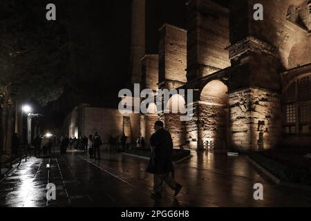 Istanbul, Istanbul, Türkei. 22. März 2023. Die Hagia-Sophia-Moschee gefüllt mit Gläubigen, um Taraweeh-Gebete in der ersten Nacht des gesegneten Monats Ramadan (Kreditbild: © Shady Alassar/ZUMA Press Wire) NUR REDAKTIONELLER GEBRAUCH! Nicht für den kommerziellen GEBRAUCH! Stockfoto