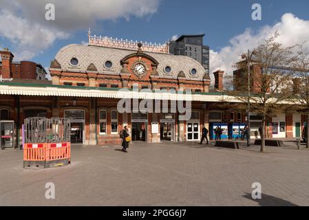 Slough, Berkshire, England, UK 2023. Vorplatz des Bahnhofs Slough und Eingang zur Buchungshalle. Stockfoto