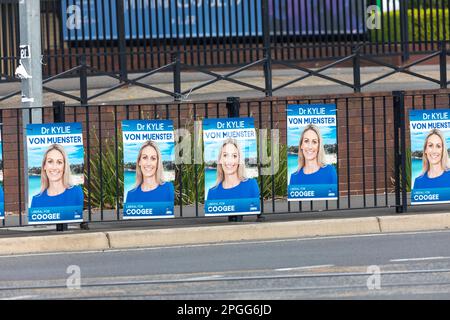 NSW-Staatswahl 2023, liberaler Kandidat für den Sitz von Coogee in Sydney, Dr. Kylie von Meunster Plakate, Sitz wird von der Labour-Abgeordneten gehalten Stockfoto