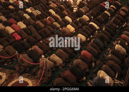 Istanbul, Istanbul, Türkei. 22. März 2023. Die Hagia-Sophia-Moschee gefüllt mit Gläubigen, um Taraweeh-Gebete in der ersten Nacht des gesegneten Monats Ramadan (Kreditbild: © Shady Alassar/ZUMA Press Wire) NUR REDAKTIONELLER GEBRAUCH! Nicht für den kommerziellen GEBRAUCH! Stockfoto