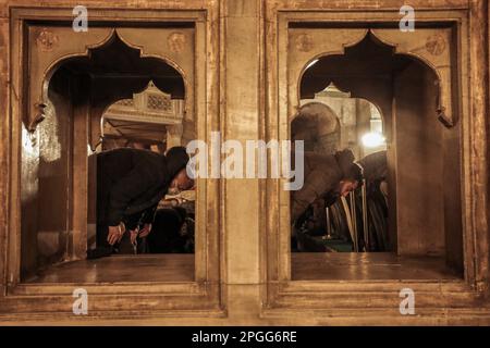 Istanbul, Istanbul, Türkei. 22. März 2023. Die Hagia-Sophia-Moschee gefüllt mit Gläubigen, um Taraweeh-Gebete in der ersten Nacht des gesegneten Monats Ramadan (Kreditbild: © Shady Alassar/ZUMA Press Wire) NUR REDAKTIONELLER GEBRAUCH! Nicht für den kommerziellen GEBRAUCH! Stockfoto