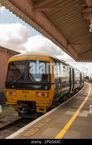 Windsor, Berkshire, England, Großbritannien. 2023. Passagierzug, der an Windsor und Eton Central Station stand, wo er von Slough eintraf, eine sechsminütige Fahrt. Stockfoto