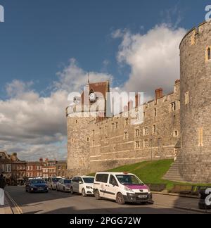 Windsor, Berkshire, England, Großbritannien. 2023. Taxistand am Curfew Tower von Schloss Windsor, einer königlichen Residenz. Stockfoto