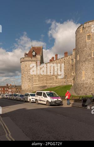 Windsor, Berkshire, England, Großbritannien. 2023. Taxistand am Curfew Tower von Schloss Windsor, einer königlichen Residenz. Stockfoto