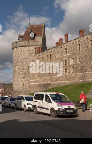 Windsor, Berkshire, England, Großbritannien. 2023. Taxistand am Curfew Tower von Schloss Windsor, einer königlichen Residenz. Stockfoto