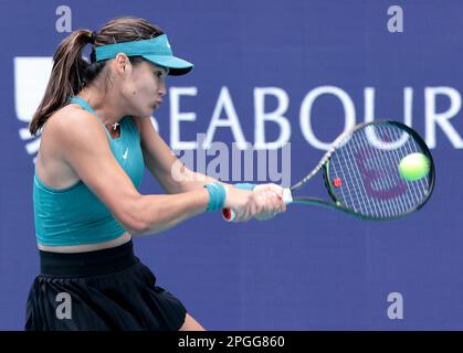 Miami Gardens, Usa. 22. März 2023. Emma Raducanu aus Großbritannien gibt Bianca Andreescu aus Kanada den Ball im dritten Set am Eröffnungstag der Miami Open im Hard Rock Stadium in Miami Gardens, Florida, am Mittwoch, den 22. März 2023 zurück. Foto: Gary i Rothstein/UPI Credit: UPI/Alamy Live News Stockfoto