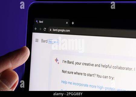 Google Bard AI-Chatbot. Ein echtes Beispiel für einen Chat-bot, der auf dem Bildschirm des Geräts zu sehen ist. Stafford, Großbritannien, 22. März 2023 Stockfoto